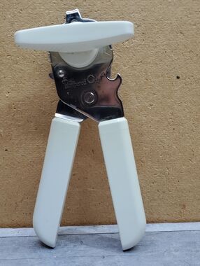 Pampered Chef White Smooth Edge Can Opener